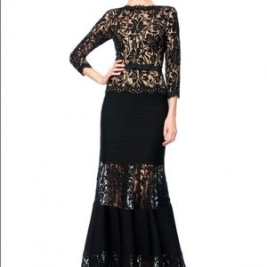 PINTUCK JERSEY & LACE ¾ SLEEVE GOWN
TADASHI SHOJI